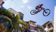 Con la realización de la carrera Downhill Challenge, la organización del Guinness World Records le concedió a Medellín el titulo de la pista urbana de ciclismo más larga del mundo. Foto: Carlos Velázquez