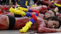 Aactivistas con sus cuerpos semidesnudos, “ensangrentados” y con banderillas realizaron un acto en Medellín para rechazar las corridas de toros y pedir una ley que prohíba estos “espectáculos de muerte” en Colombia. FOTO EFE 