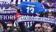 Algunos de los asistentes al último adiós al capital de la Fiorentina exhibieron su la camiseta con el número 13, que vistió el jugador. FOTO EFE