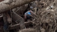 Algunos pobladores de Mocoa continúan removiendo escombros y lodo intentando rescatar algunas de sus pertenencias en los lugares donde antes estaban sus viviendas. Foto: Andrés Cardona