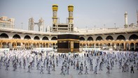 Unos 10.000 fieles musulmanes concluyeron la tarde de este domingo la gran peregrinación a La Meca, marcada este año por estrictas medidas de seguridad sanitaria debido a la pandemia de la covid-19.