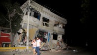 Los habitantes de Guayaquil (Ecuador) salieron a las calles luego de que sus casa quedaron parcial o completamente destruidas. FOTO AFP. 