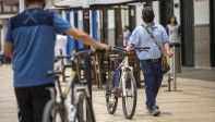 Transeúntes y ciclistas llevan sus tapabocas de manera correcta y así aportan al cuidado del municipio. FOTO CARLOS VELÁSQUEZ