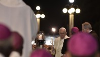A su llegada a la capilla, el papa permaneció varios minutos en recogimiento ante la Virgen de Fátima. Los cientos de miles de personas que se encontraban en la explanada y que hasta ese momento habían aclamado al pontífice argentino, permanecieron en un impresionante silencio durante estos minutos. FOTO AFP
