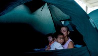 Yolanda Chindoy sobrevivió al desastre natural, ella pudo salvar a sus tres nietos de ser arrastrados por la avalancha que acabó con el barrio San Miguel donde habitaba. Foto: Andrés Cardona