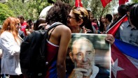 Los cubanos en Santiago de Chile también lloraron la muerte de su líder. FOTO AFP