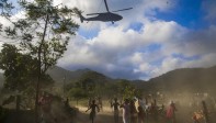 Un helicóptero de la Fuerza Aérea colombiana aterriza en Capurganá durante un operativo conjunto con la Armada y la Policía para capturar a los refugiados que tratan de huir hacia la selva. Foto: Esteban Vanegas
