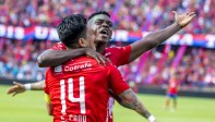 Cano y Jesús Murillo celebran el primer gol del conjunto rojo. Foto Juan Antonio Sánchez O