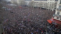 Cientos de miles de personas, entre ellas más de 40 gobernantes de diversos países, ocuparon el centro de París el domingo en un acto de unidad nacional en homenaje a las 17 víctimas de tres días de terror. FOTO REUTERS