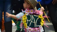 Con el tradicional Desfile de Silleteritos se dio apertura oficial a la programación de la Feria, que se extenderá hasta el 7 de agosto y que vestirá de colores a esta urbe con 450 actividades. FOTO AFP