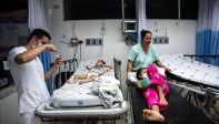 En el hospital local continúan algunos niños y niñas que fueron afectados pero que se encuentran estables de salud. Allí son atendidos por el personal médico bajo supervisión del ICBF. Foto: Andrés Cardona