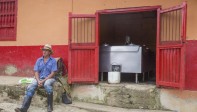 Gustavo Elías Mazo en su finca del municipio de Belmira. Atrás, el tanque de enfriamiento en el que se almacena la leche. Foto: Edwin Bustamante