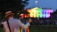 Poco antes, la Casa Blanca había puesto un dibujo de la mansión presidencial coloreada como el arcoíris en su perfil de Facebook.