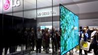  LG mostró a los aficionados su serie W televisión con tecnología OLED, que sobresale por la mínima anchura de sus dispositivos, sólo 2,57 milímetros. FOTO Reuters