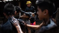 Los Jóvenes residentes de esta comunidad de Puebla, México, pintan sus cuerpos para desfilar y bailar en el carnaval tradicional de la ciudad. FOTO: AFP