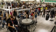 Con la apertura de la primera tienda inicia la reactivación del comercio del sector textil en Medellín. FOTO JULIO CÉSAR HERRERA