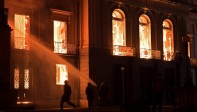 Pese al rápido envío de veinte cuadrillas de bomberos, el fuego fue avanzando por las cientos de salas del Museo, destruyendo todo lo que se encontraba a su paso. FOTO AFP