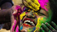  Una hindú con la cara embadurnada con polvos de colores participa este jueves en el festival de Holi en Bombay. Foto: EFE / Divyakant Solanki
