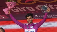 El antioqueño Fernando Gaviria, que por primera vez corría en una de las tres vueltas grandes, se quedó con la camiseta del mejor ciclista por puntos. FOTO EFE