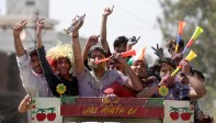 Los jóvenes sonríe embadurnados de colores mientras una multitud celebra, este miércoles, el festival Holi. Foto: EFE/ Divyakant Solanki