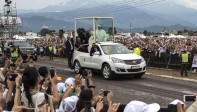 Al llegar a la entrada de Catama el papa bajó de un vehículo y abordó el papamóvil para realizar un circuito en un ambiente de fiesta, con música y cánticos, entre los fieles que llegaron para asistir a la segunda misa en Colombia. FOTO AFP
