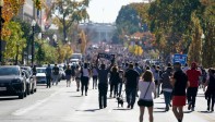 En las proximidades de la Casa Blanca, que se encuentra fuertemente vallada, un río de gente y coches se congregaba ya, según pudo constatar Efe, para continuar las celebración. FOTO AFP