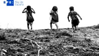 Esta es una de las fotos ganadoras del Premio Rey de España 2020, que registró la vida de los niños indígenas que van a estudiar en pangas y a pie la comunidad indígena El Guamo, zona rural del corregimiento de San Rafael, en Quibdó, Chocó. FOTO MANUEL SALDARRIAGA
