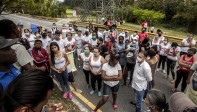 Familias en espera de más ayudas que prometió el Gobierno. Foto. Camilo Suarez