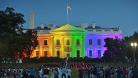 La fachada de la Casa Blanca se iluminó hoy con los colores del acoíris para celebrar el histórico fallo del Tribunal Supremo que legaliza el matrimonio homosexual en Estados Unidos.