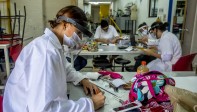 Los estudiantes deben cumplir con el distanciamiento social en los laboratorios. Foto: Juan Antonio Sánches