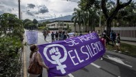 Al lugar llegaron mas de 80 personas con carteles y gritos de repudio contra el horrible crimen. Foto: Camilo Suárez