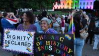 Alrededor de un centenar de personas se reunieron en la Avenida Pensilvania de Washington para contemplar y fotografiar la iluminación, el colofón a un día que en Estados Unidos se ha vivido como una fiesta. 