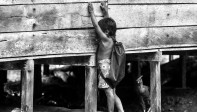 El reportaje ganador del Premio Rey de España 2020 registró la vida de los niños indígenas que van a estudiar en pangas y a pie la comunidad indígena El Guamo, zona rural del corregimiento de San Rafael, en Quibdó, Chocó. FOTO MANUEL SALDARRIAGA