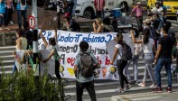 Al lugar llegaron mas de 80 personas con carteles y gritos de repudio contra el horrible crimen. Foto: Camilo Suárez
