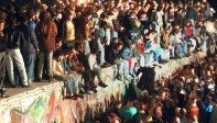 Jóvenes berlineses orientales celebran en lo alto del muro de Berlín. Foto de archivo tomada el 11 de noviembre de 1989. FOTO AFP