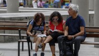 En medio de la agitada rutina de la ciudad, lectores espontáneos aprovechan un momento de calma para leer un buen libro. Foto: Manuel Saldarriaga.