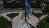 Fanáticos en el mundo le rindieron tributo a la leyenda del fútbol argentino Diego Armando Maradona enterrado en las afueras de Buenos Aires. El cortejo fúnebre recorrió unos 40 km desde la Casa Rosada, sede del Ejecutivo, donde se realizó la velación. Foto: EFE