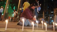 Hacia las 7 de la noche, unas 50 personas llegaron al Parque Berrío con el fin de manifestarse a favor de la vida y en contra del abuso policial. FOTO MANUEL SALDARRIAGA