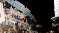 246 personas murieron y 2.527 resultaron heridas como consecuencia del terremoto de 7,8 grados en la escala abierta de Richter que azotó el sábado el norte de la región costera de Ecuador, y que también causó múltiples daños materiales que aún se evalúan. FOTO AFP