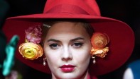 Una modelo presenta una creación de Dolce y Gabbana durante la Semana de la Moda de Milán. Foto: EFE