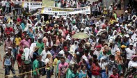 En Tarazá, cerca de 300 mineros y mototaxistas marcharon pacíficamente en defensa de su derecho al trabajo. FOTO MANUEL SALDARRIAGA