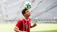 Luego del evento, James saltó a la cancha del Allianz Arena para tocar el balón con la indumentaria de su nuevo equipo. FOTO EFE