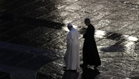 En una tarde lluviosa, y acompañada por el sonido de las campanas y la sirena de las ambulancias, el papa cumplió un gesto histórico. FOTO AFP