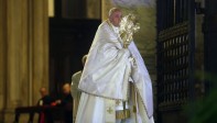 La bendición permite a los más de 1.300 millones de católicos obtener la indulgencia plenaria, es decir, el perdón de sus pecados. FOTO AFP