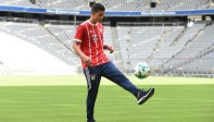 Luego del evento, James saltó a la cancha del Allianz Arena para tocar el balón con la indumentaria de su nuevo equipo. FOTO REUTERS