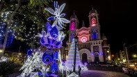 El parque principal y sus árboles recibieron la mayor cantidad de luces del segundo municipio con más población del Valle de Aburrá. Foto: Jaime Pérez