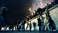 En la caída del muro de Berlín, los alemanes bailaron alegremente sobre los restos de concreto. Foto de archivo. FOTO REUTERS