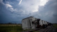 El huracán Laura, a su paso por el sur de Estados Unidos, dejó seis víctimas mortales, así como daños en viviendas y en una planta petroquímica. FOTO AFP