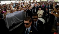 El Papa Francisco en su salida del parque Las Malocas tras el Encuentro de Oración por la Reconciliación Nacional. FOTO ESTEBAN VANEGAS
