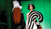 Modelos presentan una creación de Jean-Paul Gaultier durante el desfile de moda de la colección Primavera-Verano de Alta Costura 2019 en París. Foto: AFP